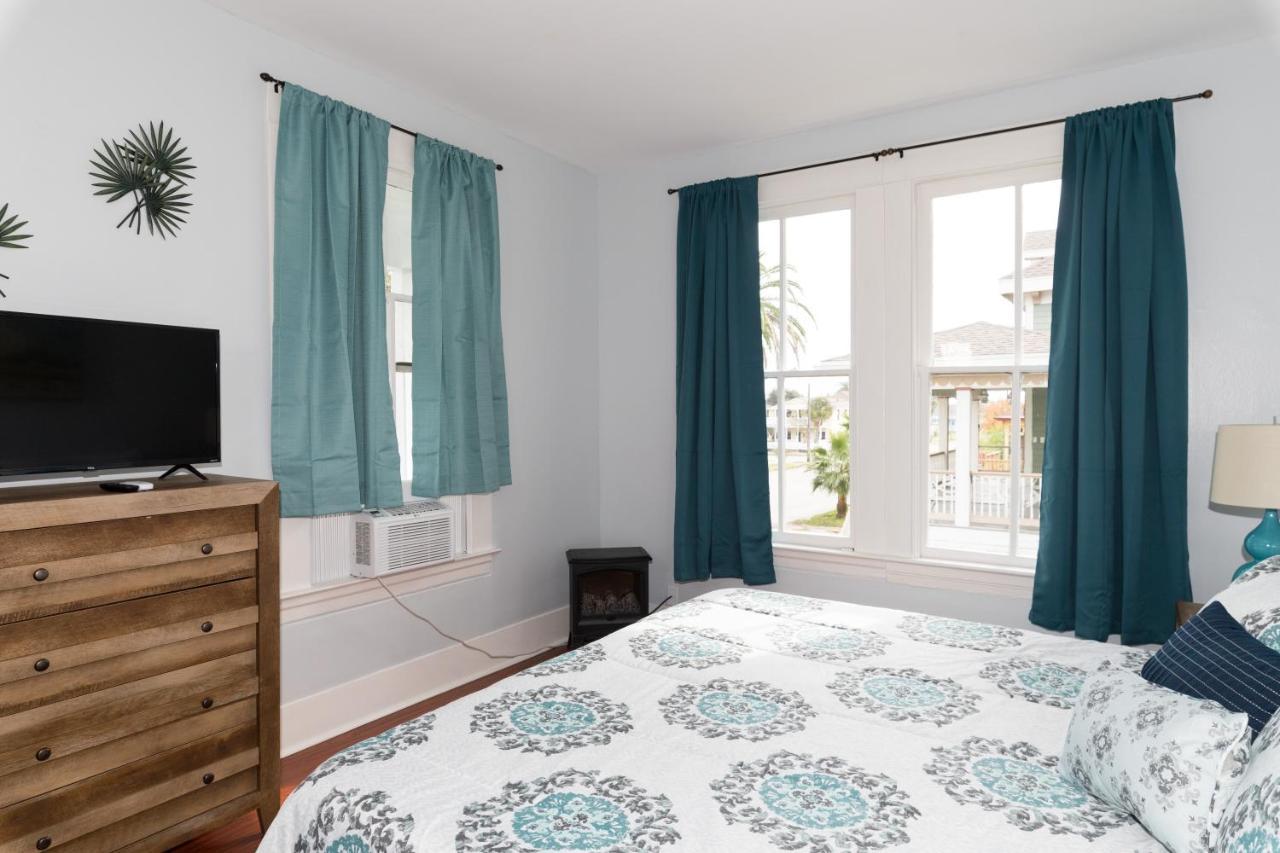 Beautiful Two-Story In Central Galveston, Short Walk To Beach, Near Downtown! | Seas The Breeze 빌라 외부 사진